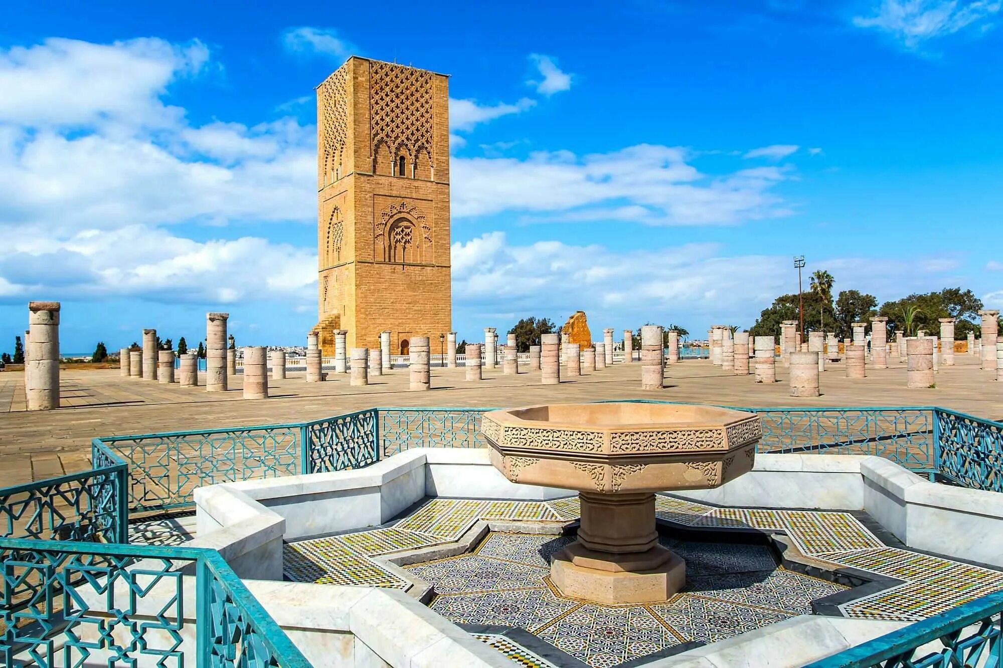 Город касабланка. Минарет Хасана Рабат. Башня Хасана в Рабате. Минарет Хасана Марокко. Столица Марокко Рабат.