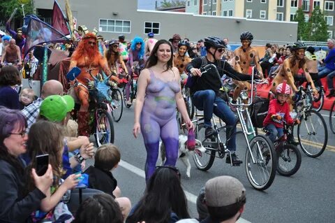 Fremont Solstice Parade nude girls in action