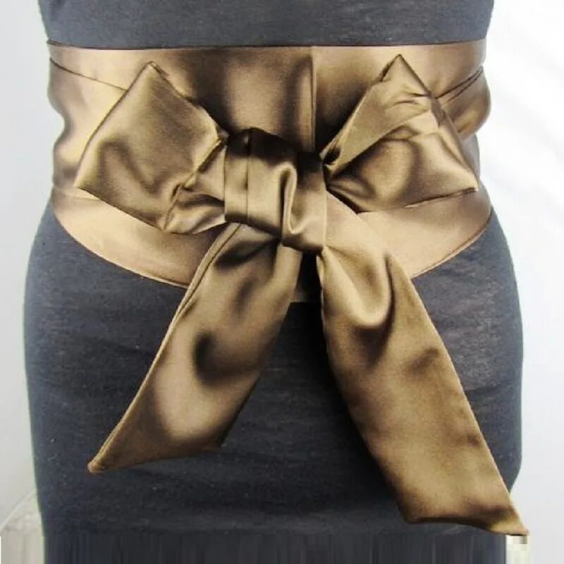 Длинное платье с широким поясом. Широкий завязывающийся кожаный пояс. Красный широкий пояс. Как завязать кушак на платье. Кушак зеленый пояс зеленый.