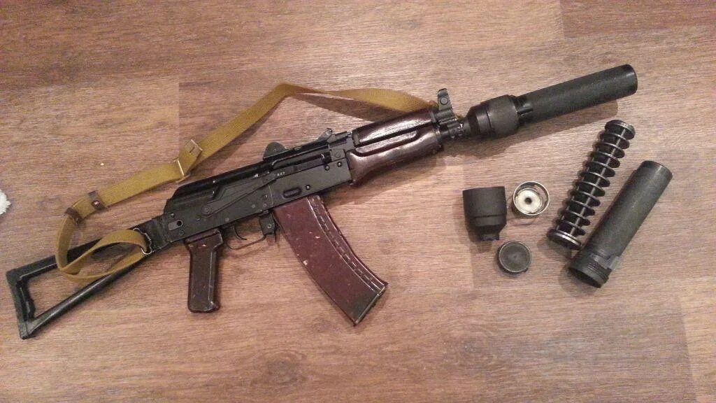 Глушитель на ак 12 5. Акмс 7. Ак-74м с глушителем пбс-1. Ак74 автомат с глушителем. Ак 47 с пбс.