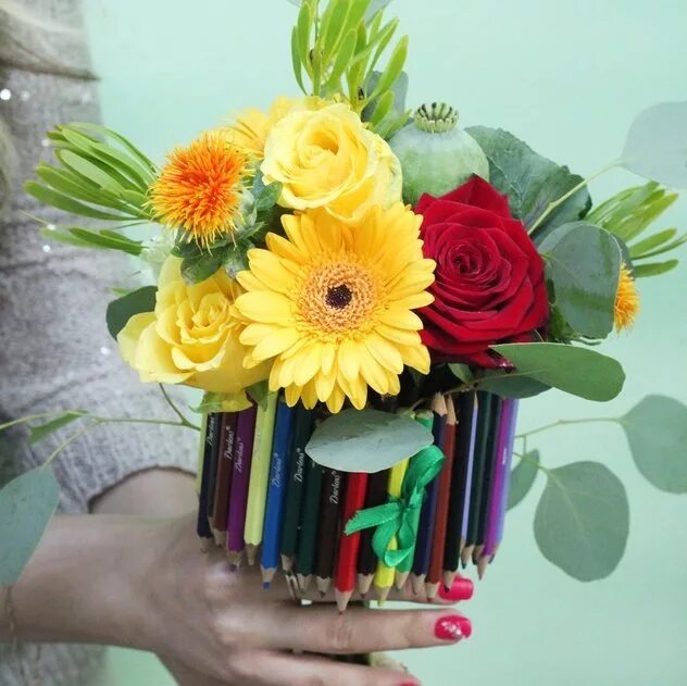 Необычный букет учителю. Букет на 1 сентября. Букет карандашом. 1 сентября оригинально. 1 сентября оригинально.