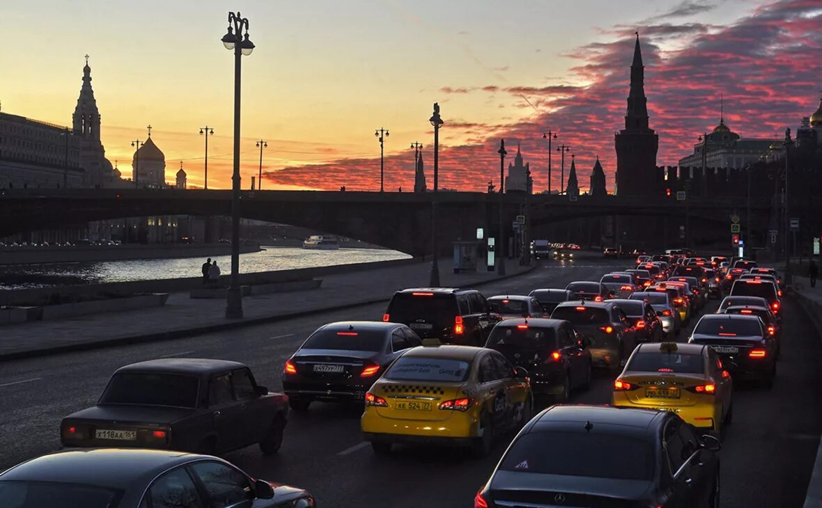 Машины едут вечером. Дороги в центре Москвы. Центр Москвы. Машины на дорогах Москвы. Машины в центре Москвы.