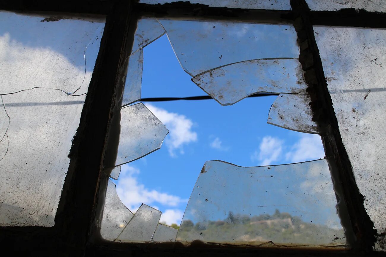 Разбив вид. Разбитое окно. Разбитые окна. Треснутое окно. Старое разбитое окно.