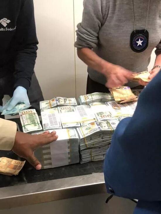 выемка денег. изъятие вещей и документов. изъятые деньги. пачки денег изъятых. выемка денег.