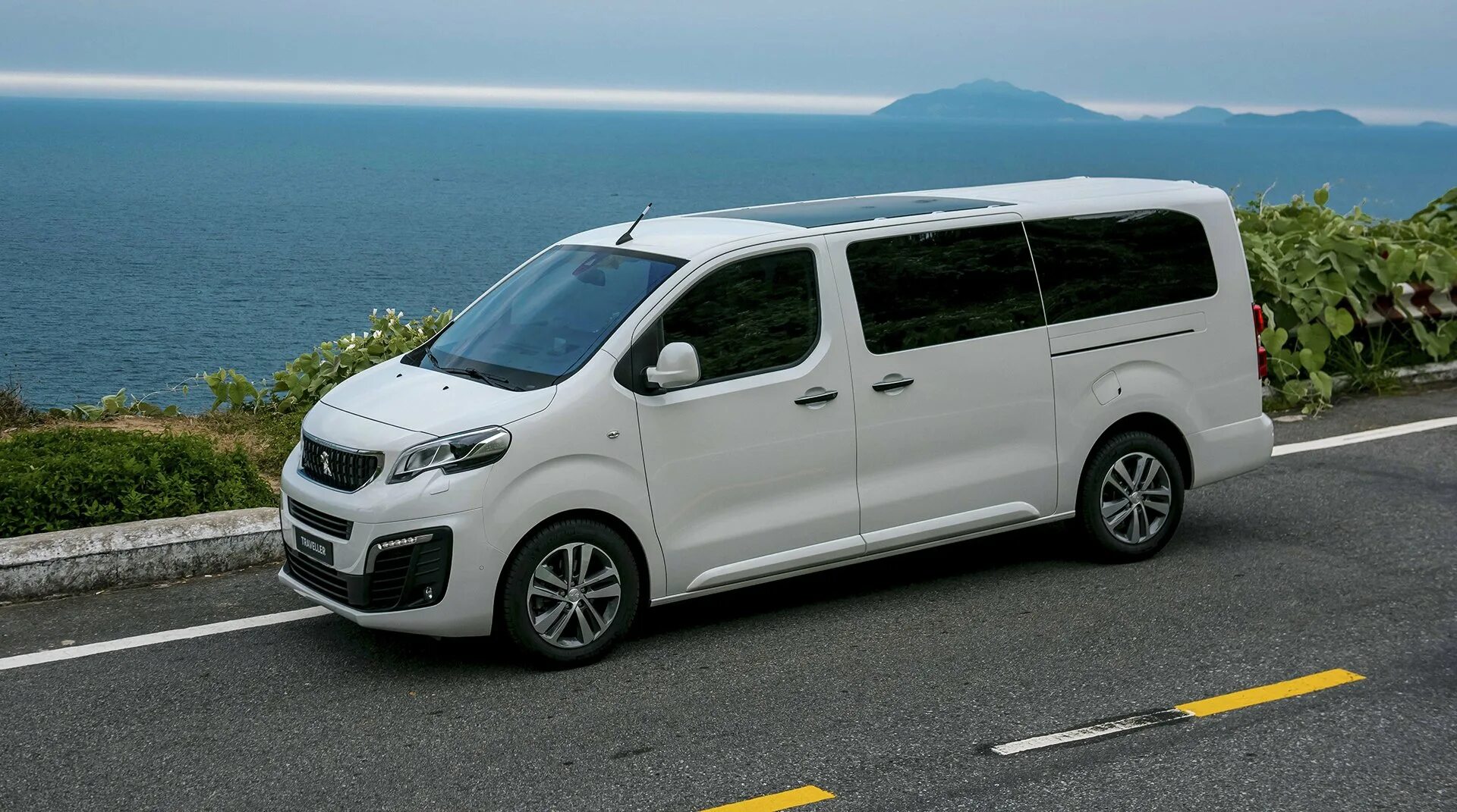 White travel. Peugeot traveller 2019. Peugeot traveller белый. Пежо минивэн Тревелер 2018. Citroen SPACETOURER белый.