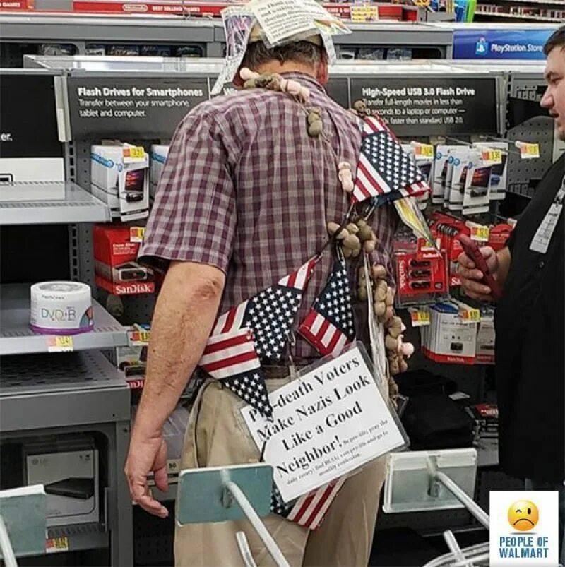 Как живут в китае. Покупатель в магазине. Квартиры гробы в гонконге. Малоимущие в китае. Мужчина в супермаркете.