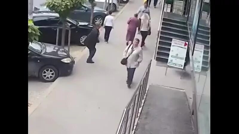 Ударил двух. Мужчина ударил двух женщин мирно проходивших по улице. нападение на беззащитного. цветной бульвар девушку избили. молдавские женщины среди беженцев ищут мужей.