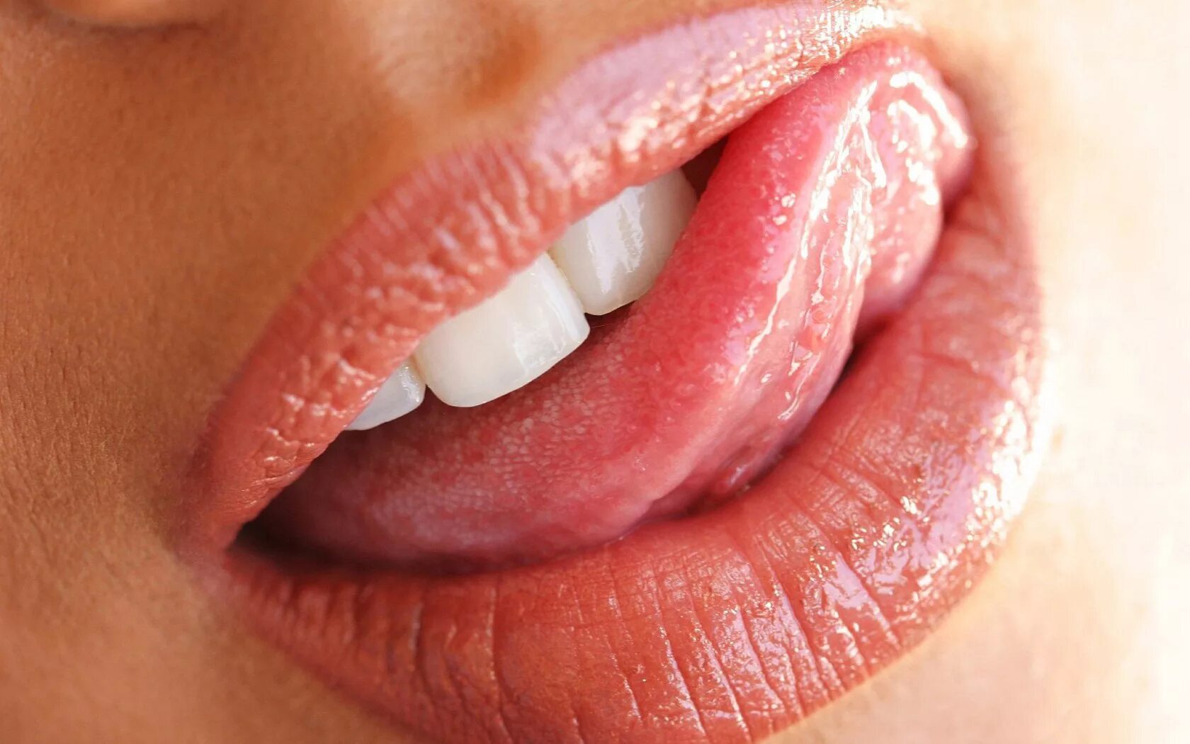 Close up 1. Десквамативный стоматит. Женские губы.