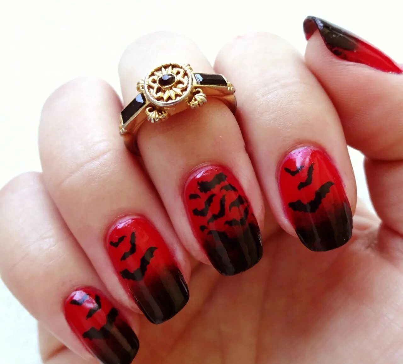 красный маникюр с полосками. красно синий маникюр. маникюр в вампирском стиле. черно красные ногти. красивые ногти.
