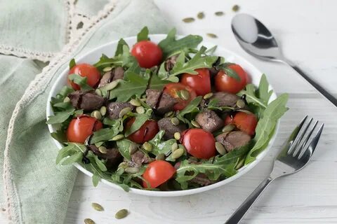 Салат с печенью и овощами