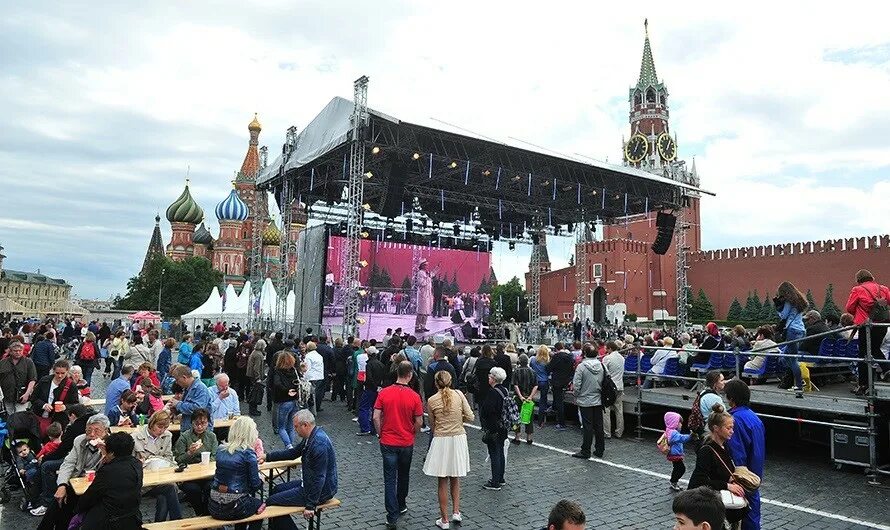 В москве состоится в июне. Сцена на красной площади. красная площадь июнь. шатры на красной площади в москве. амфитеатр у красной площади.