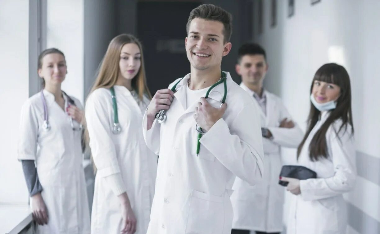 Медицинский вуз самое дешевое. Медицинский вуз самое дешевое. Молодой врач. Медицинский вуз самое дешевое. Студентка медицинского университета.