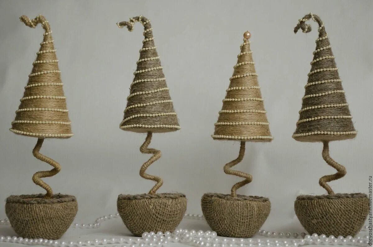 поделки из бечевки на новый год. новогодние елочки из джута. елочка из джута. елка из шпагата. новогодние игрушки из бечевки.