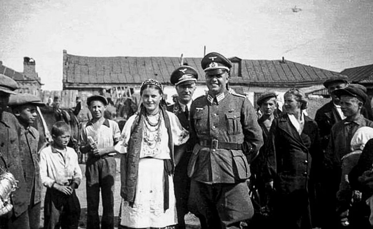 Украинские деревни в оккупации 1941. Фашисты на Украине 1941. Украинки с фашистами. Немцы в Западной Украине. Украинцы в вов