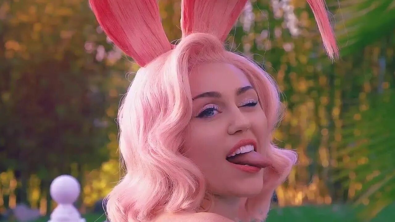 Майли сайрус doctor. Майли Сайрус. Майли Сайрус Vogue. Майли Сайрус 2019 mother. Miley Cyrus Easter.