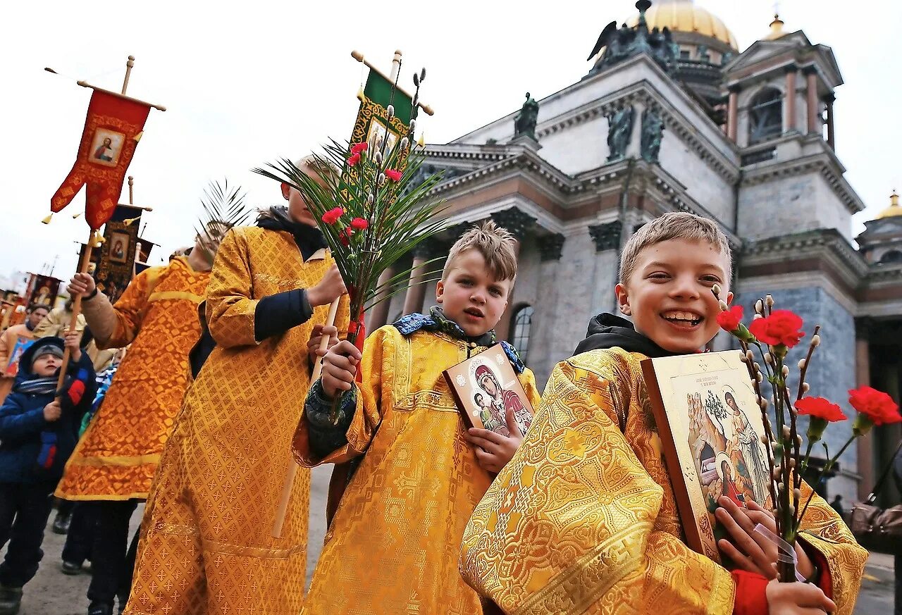 Детский крестный ход в Исаакиевском соборе. Крестный ход у Исаакиевского собора.