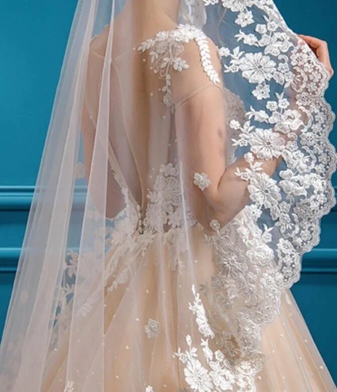 Фата айвори. Свадебная фата. Свадебное белое платье с фатой. Длинная фата на невесте. Голубое свадебное платье и белая фата.