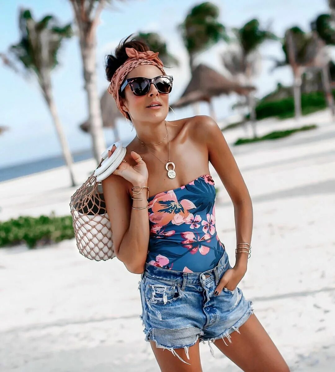 Девушка в платье летнем. Одежда на море девушке. Одежда на море девушке. Кальцедония пляжное платье белое. Стильные образы на пляж.