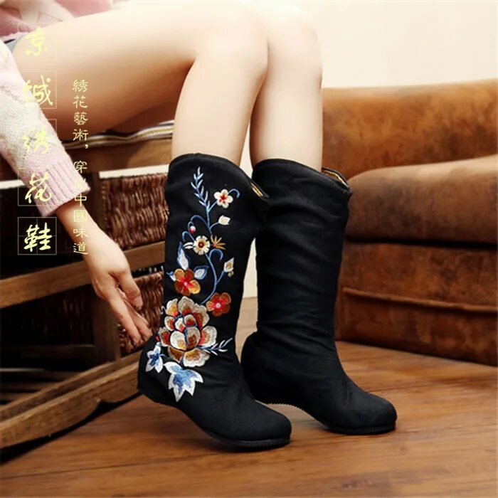 Тканевые летние ботинки. Высокие сапоги с вышивкой. Тканевая обувь. Доктор мартинс ботинки зеленые. Ботинки с вышивкой женские.