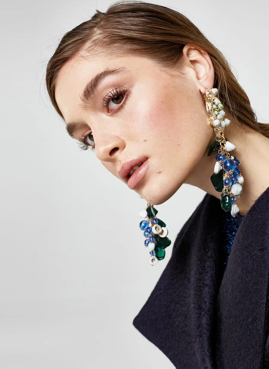 серьги стильные модные. моносерьги 2021. серьги на девушке. серьги длинные. модные серьги.