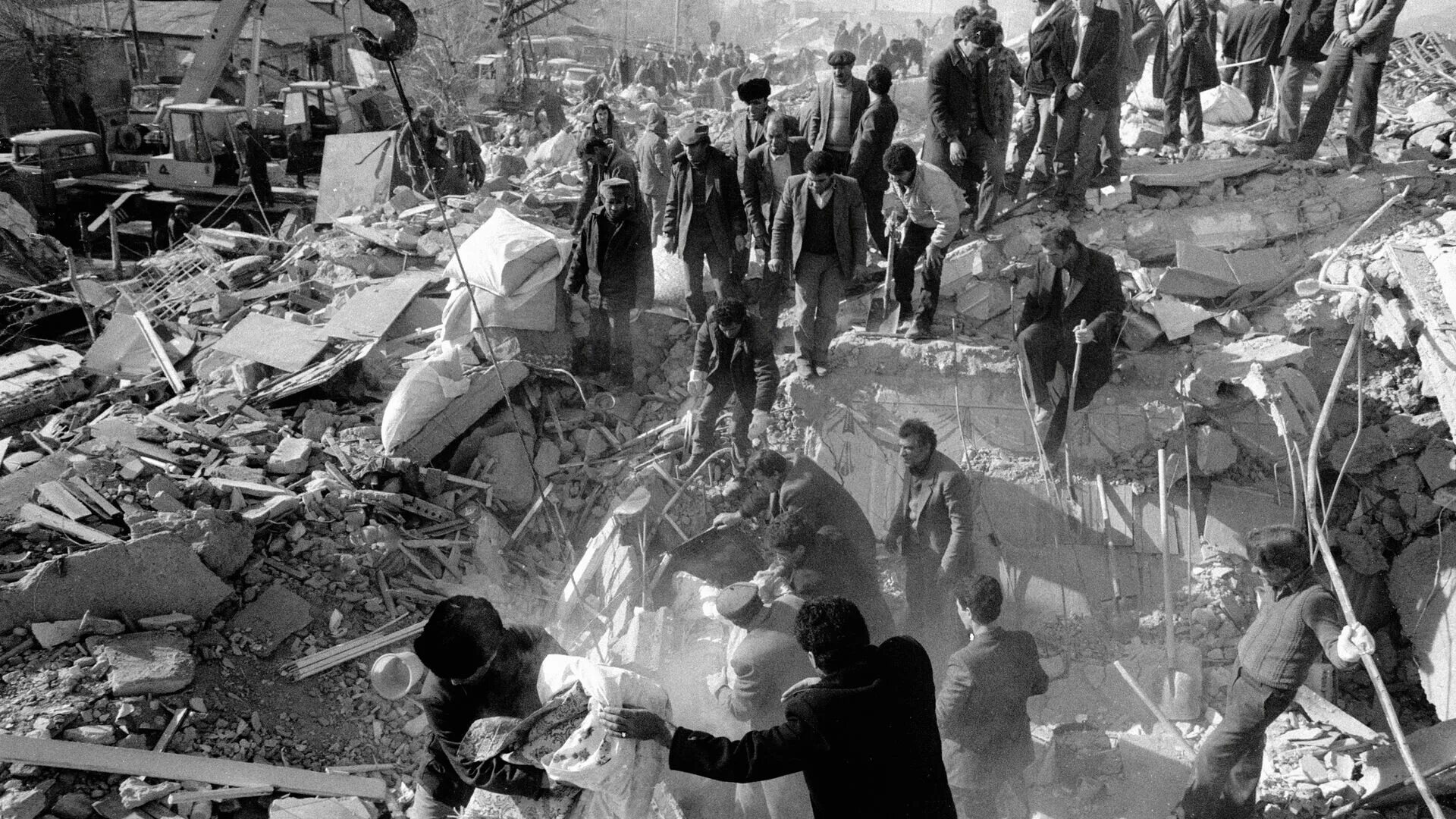 Спитак землетрясение 1988. Землетрясение в Армении в 1988. Землетрясение в Спитаке в Армении 1988.