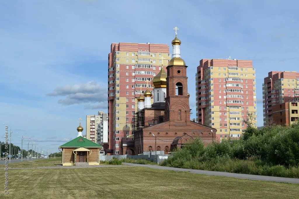 Храм в 10 мкр тобольск. Тобольский храм:вознесения господня. Храм вознесения тобольск. Тобольск 10 микрорайон церковь. Вознесенская церковь тобольск.