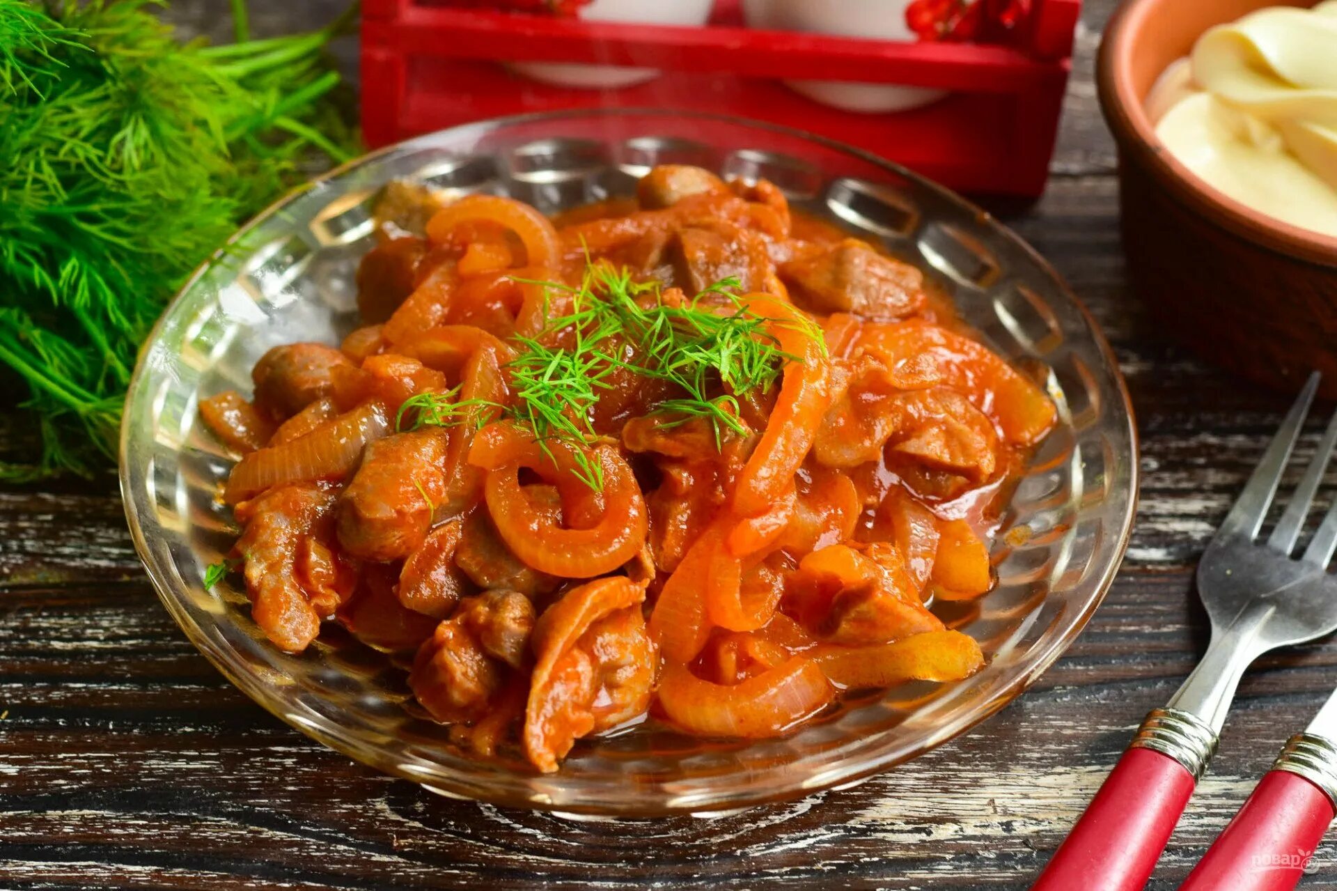 Как вкусно приготовить желудки куриные на сковороде. Желудки в томатном соусе. куриные желудки в соусе. желудочки в соусе. желудки куриные с гарниром.