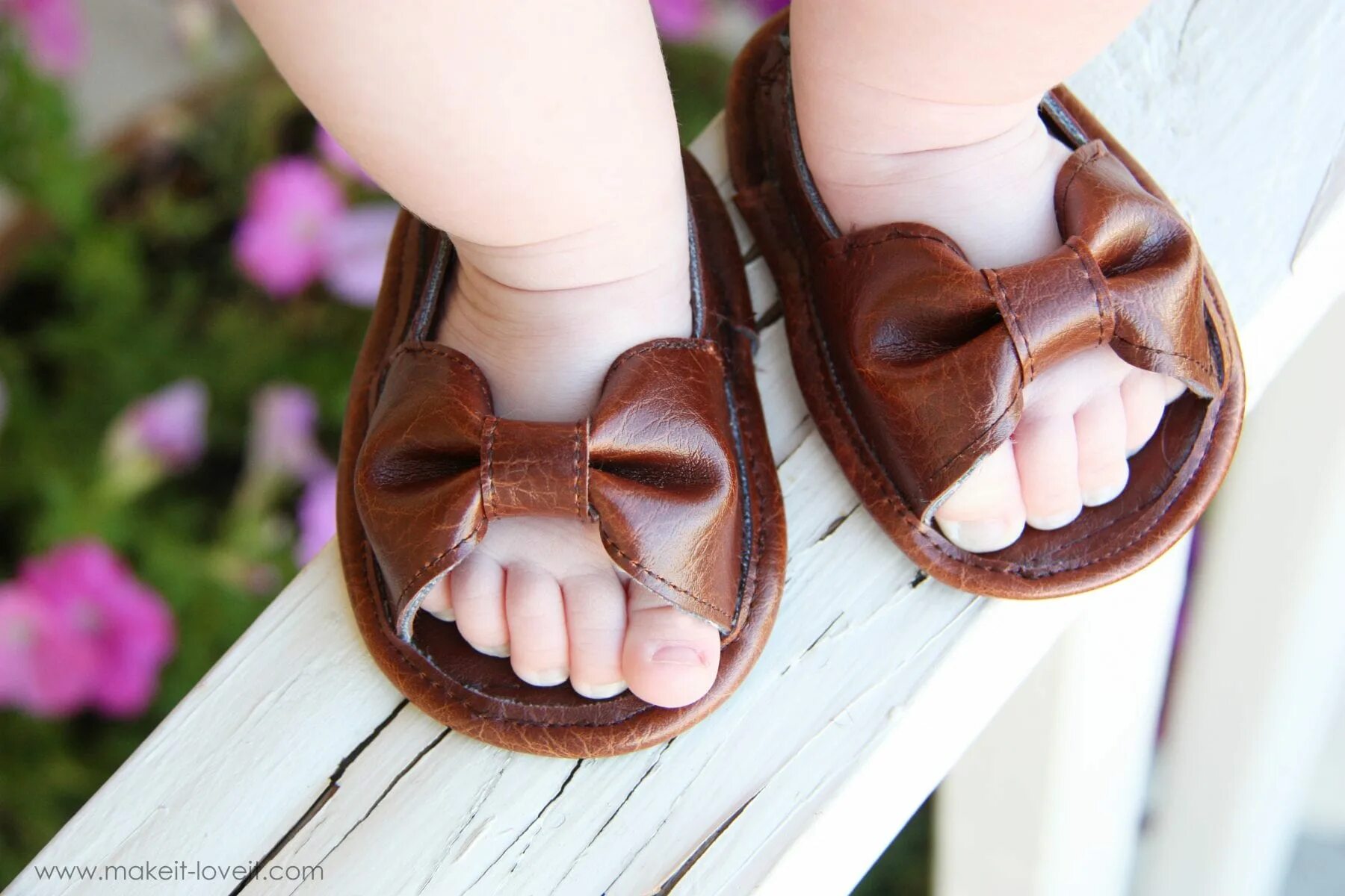 Что делать если обувь маленькая. Модная детская обувь. Босоножки для девочек. Сандалии детские кожаные. Необычная детская обувь.