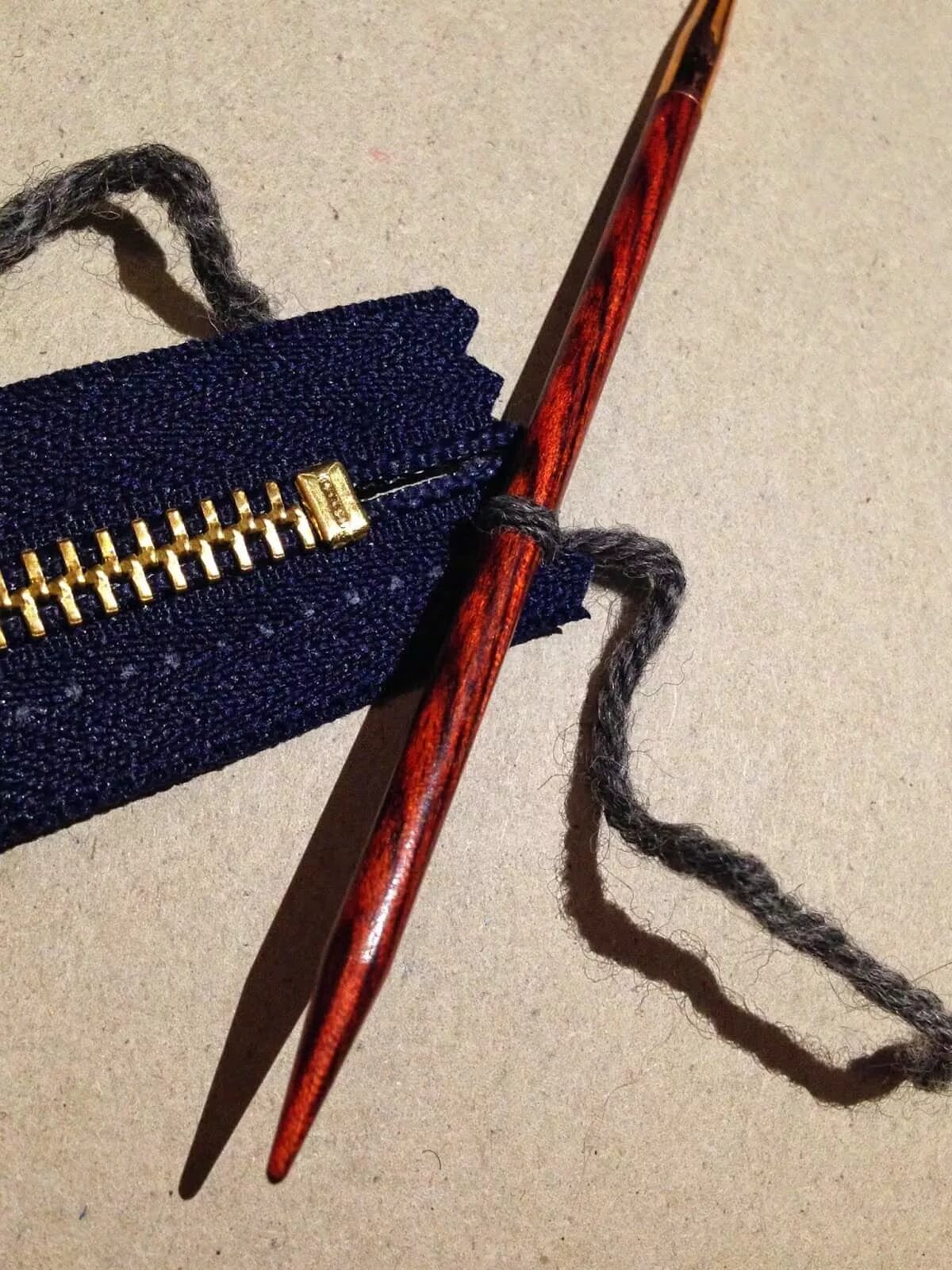 Вязаная аппликация крючком молния. Вшить молнию. Молния крючком. Молния крючком. Заплатка крючком.