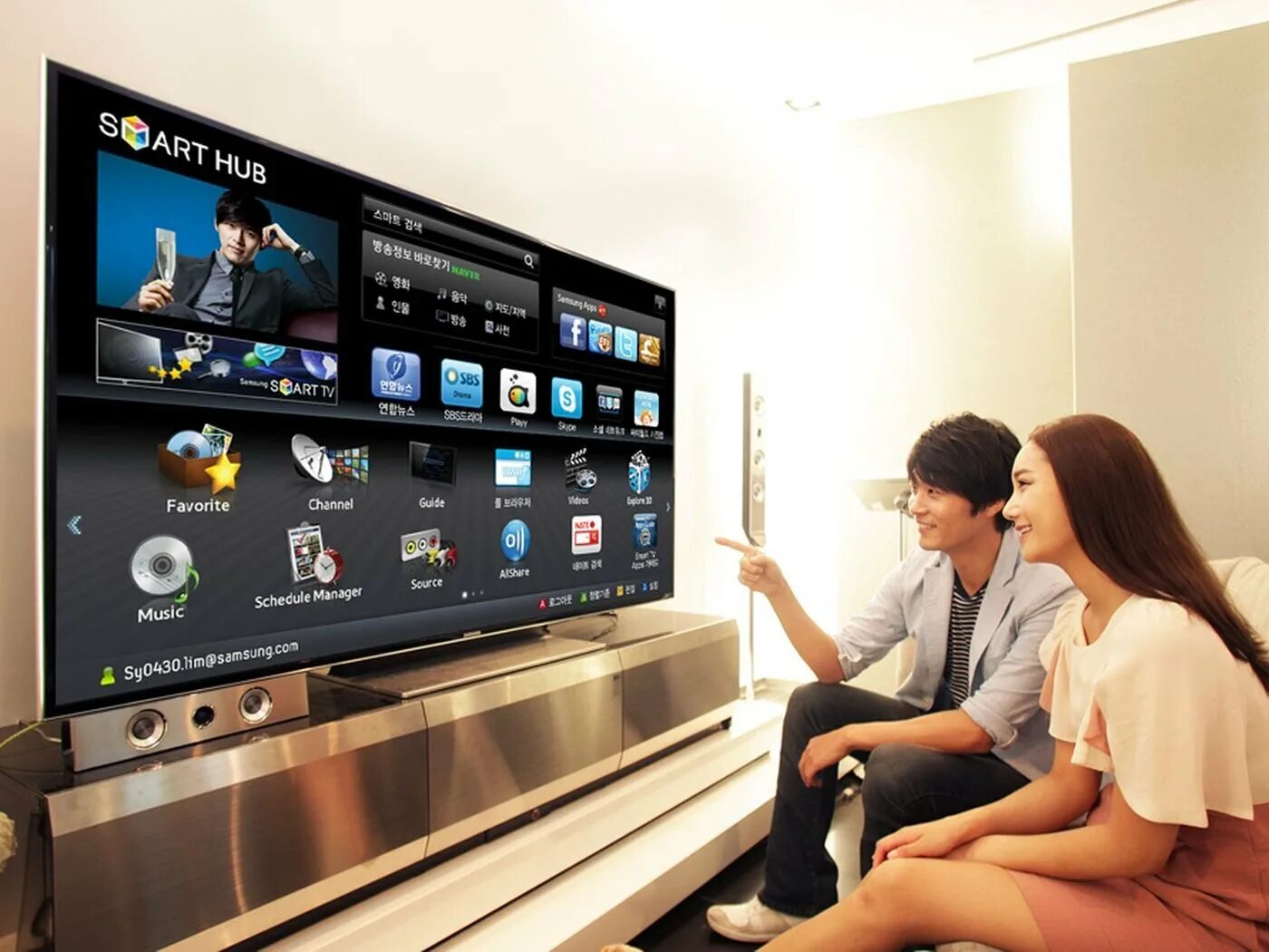 Samsung c телевизором. Samsung Smart TV 2022. Телевизор самсунг смарт. Samsung Smart s32am700ui. Линейка телевизоров Samsung 2022.