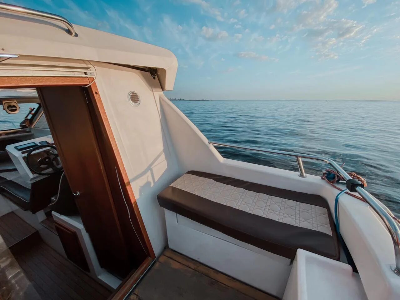 Катер с капитаном спб. Marino rocca катер. kfboats — kf 750. катер марино м9000. лодка марино мустанг.