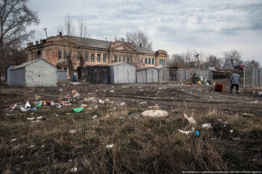 Типичное гор. Омск грязь и разруха. Омск грязный город. Омск окраины. Омск улицы грязь.