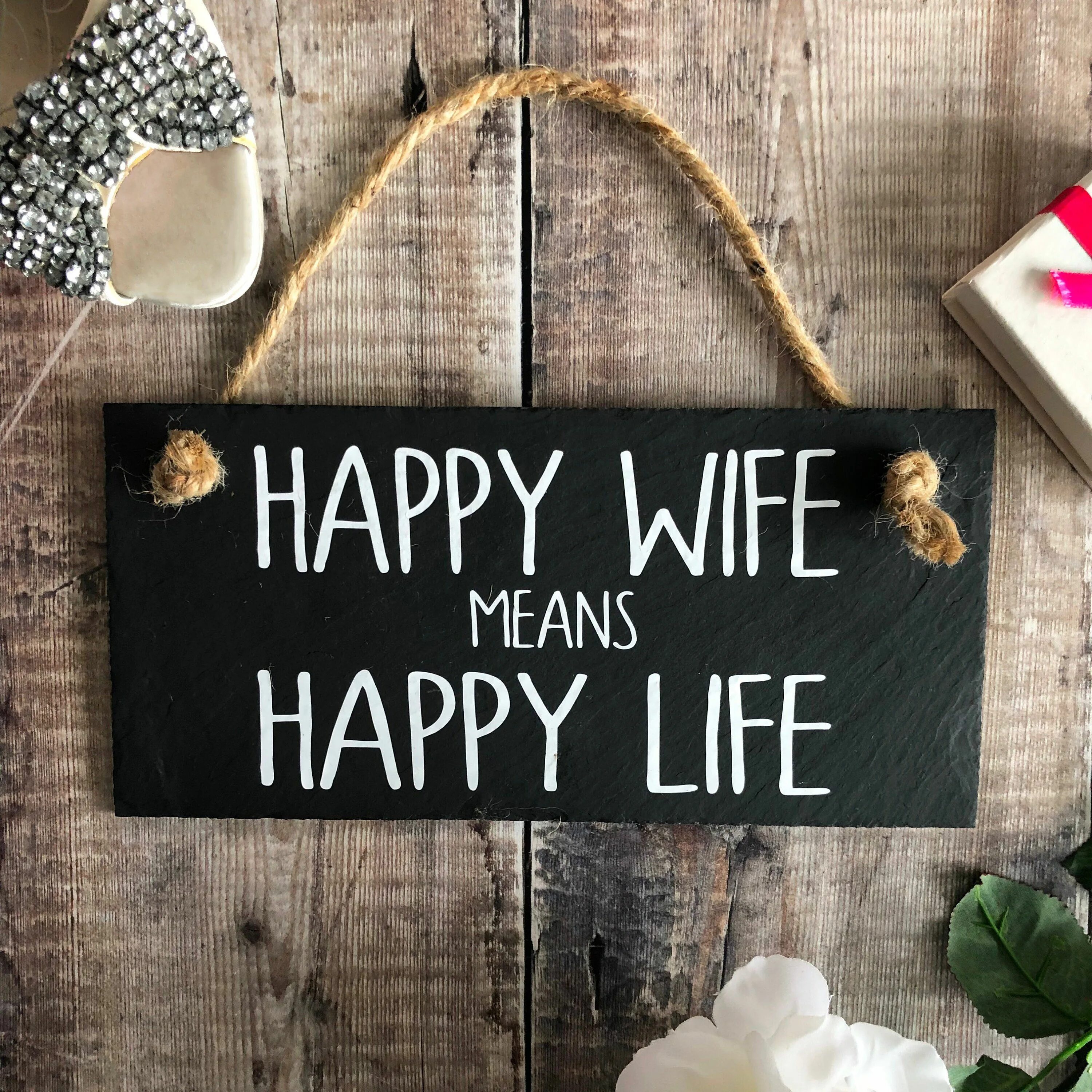 Wife meaning. Happy wife Happy Life. Happy wife Happy Life Постер. Американская мудрость Happy wife Happy Life. Happy Life декор.