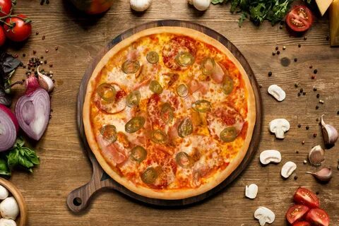 Пицца с овощами и лепестками роз