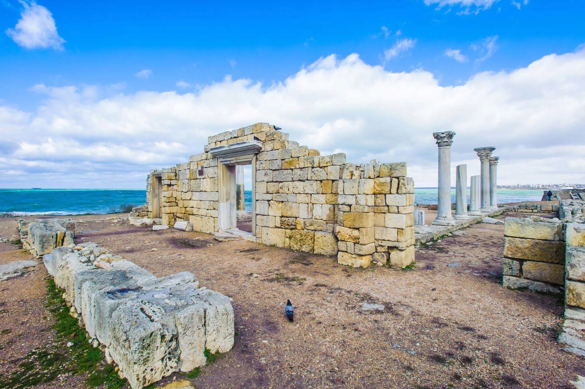 Севастополь где работает. Севастополь где работает. Город герой севастополь памятник затопленным кораблям. Памятник затопленным кораблям в крыму. Севастополь столица.