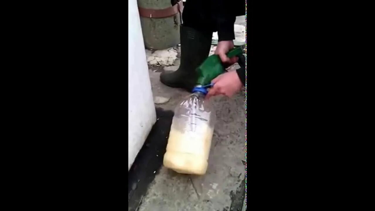 Как залить бензин в бак из канистры. Пластмассовая бутылка с бензином. бензин в пластиковой бутылке. бензин разлили по бутылкам. залить бензин через воронку из бутылки.