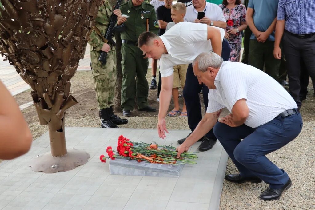 Чп в каневской. Мемориал взрыв в Новороссийске. Памятник взрыв Мысхако Новороссийск. Памятник взрыв. Памятники Каневская.