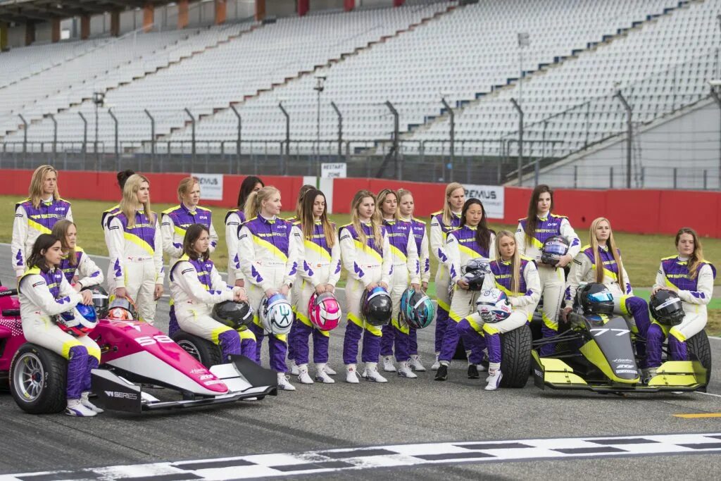 1w series. Formula w Series гонщицы. W Series 2021. Formula women гонки.