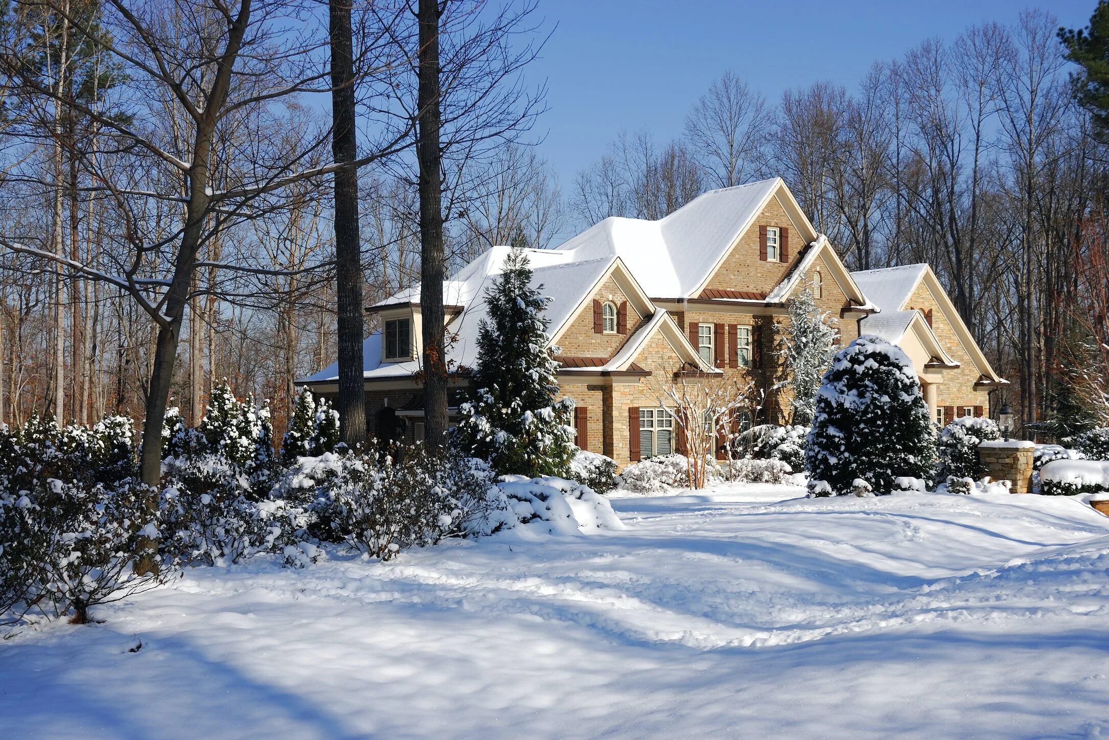 Коттедж зимой. Зимний домик. Загородный дом зимой. Коттедж в зимнем лесу. House report