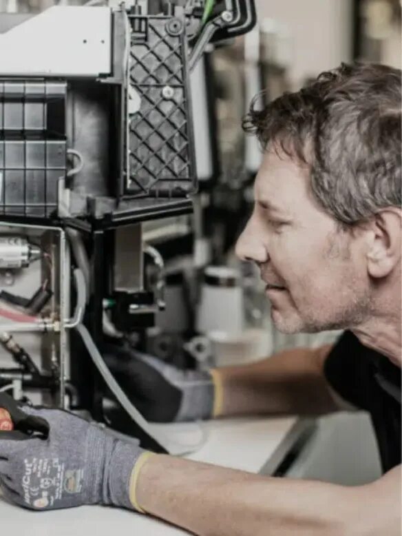 Мастер по ремонту мелкой бытовой техники. Ремонт кофемашин. Офисные кофемашины. Ремонт кофемашин в офисе. Сломалась кофемашина.