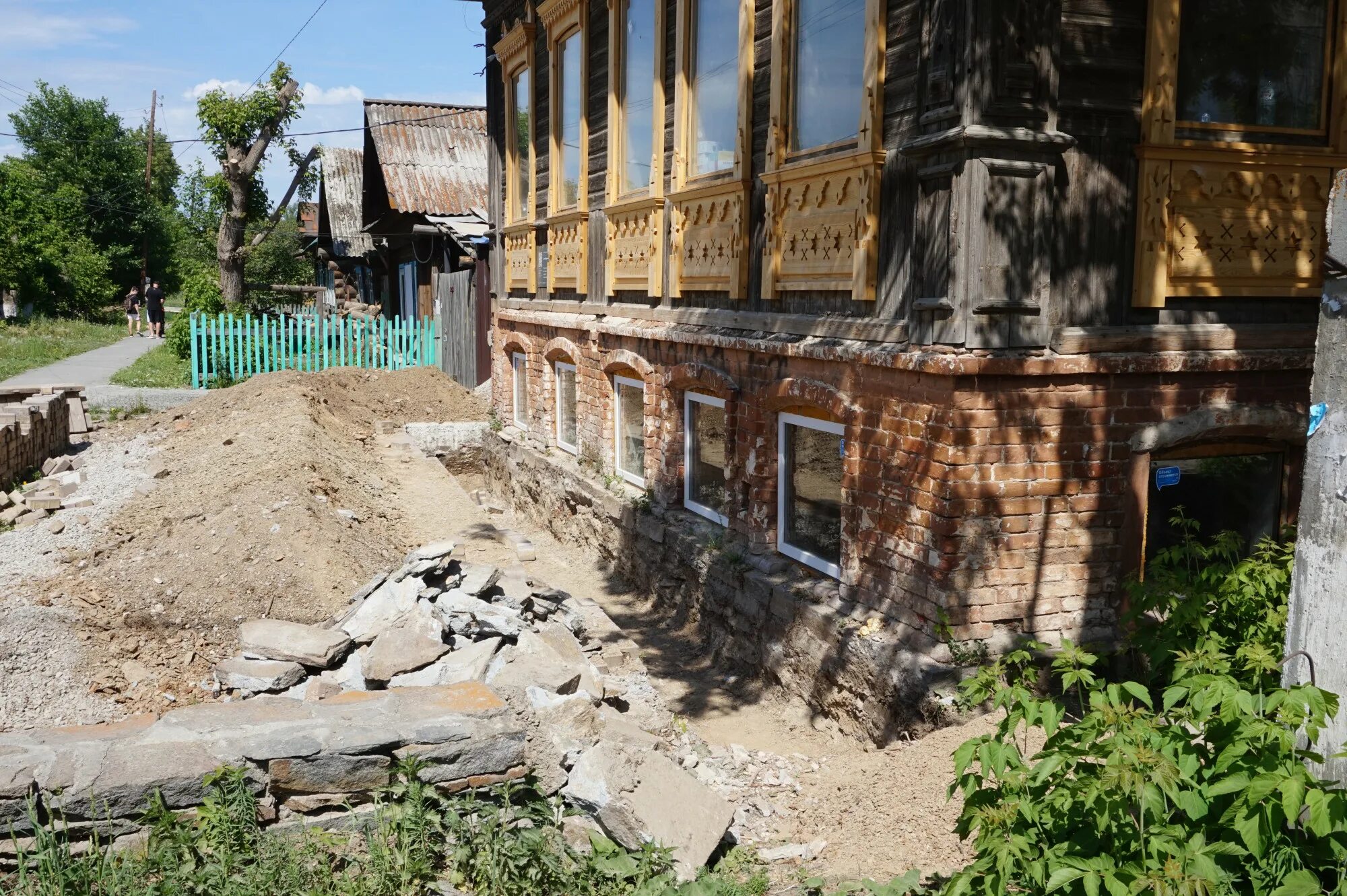 Вкопанный дом. Раскопки москвы подземные этажи. Вкопанный дом. Омск музей врубеля закопанный. Здания занесенные грунтом.