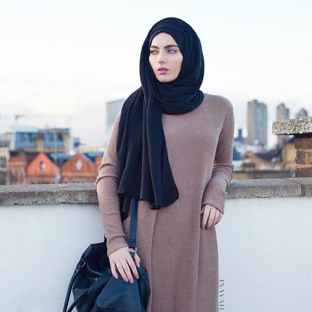 Одежда для закрытых девушек. Закрытая одежда для мусульманок. Бурка чадра. Закрытая одежда для мусульманок. Закрытая одежда для мусульманок.