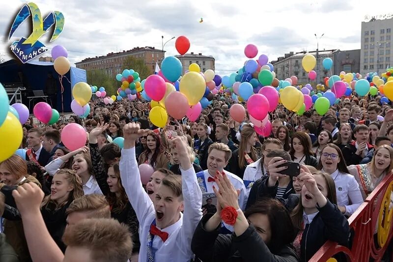 25 мая 2026. Последний звонок 2022 Мурманск. Городской праздник. 25 Мая школьный праздник. Последний звонок гулянья.