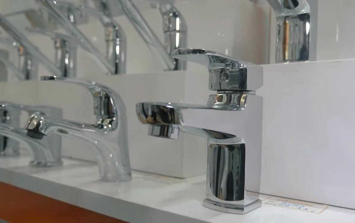 Топ смесителей для ванны. Hansgrohe 2021. Смесители в ряд. Производство смесителей покрытие корпуса. Лучшие кухонные смесители рейтинг 2023.