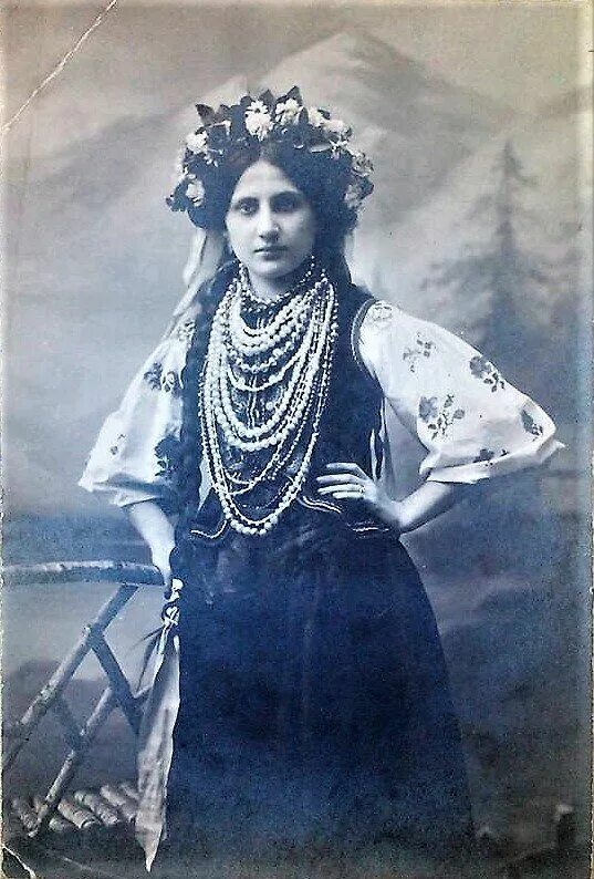Ищу украинка. Фотосессия в украинском стиле. Красивые украинки. Ищу украинка. Женщина с украины в старом костюме.