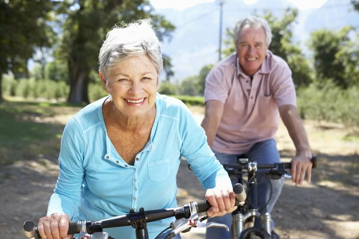 Организм после 70 лет. Пожилые люди. Счастливые пожилые люди. Пенсионеры активный образ жизни. Спорт для пожилых.