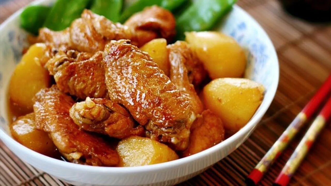 Хрустящие куриные крылышки с картошкой. Куриные крылышки с картофелем. куриные крылышки с картошечкой. куриные крылья с картошкой. запеченные крылышки с картошкой.