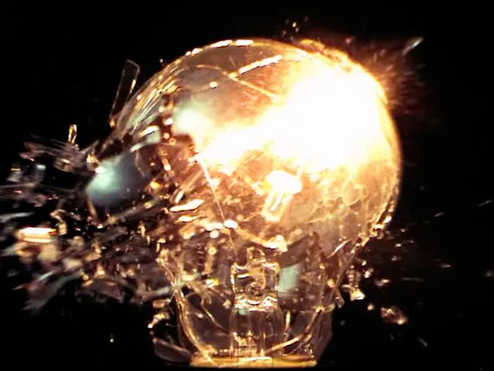 Фото лампочка взорвалась. Почему взорвалась лампочка при включении. Почему взорвалась лампочка при включении. Сгоревшая лампа. Лампочка накаливания 1901.