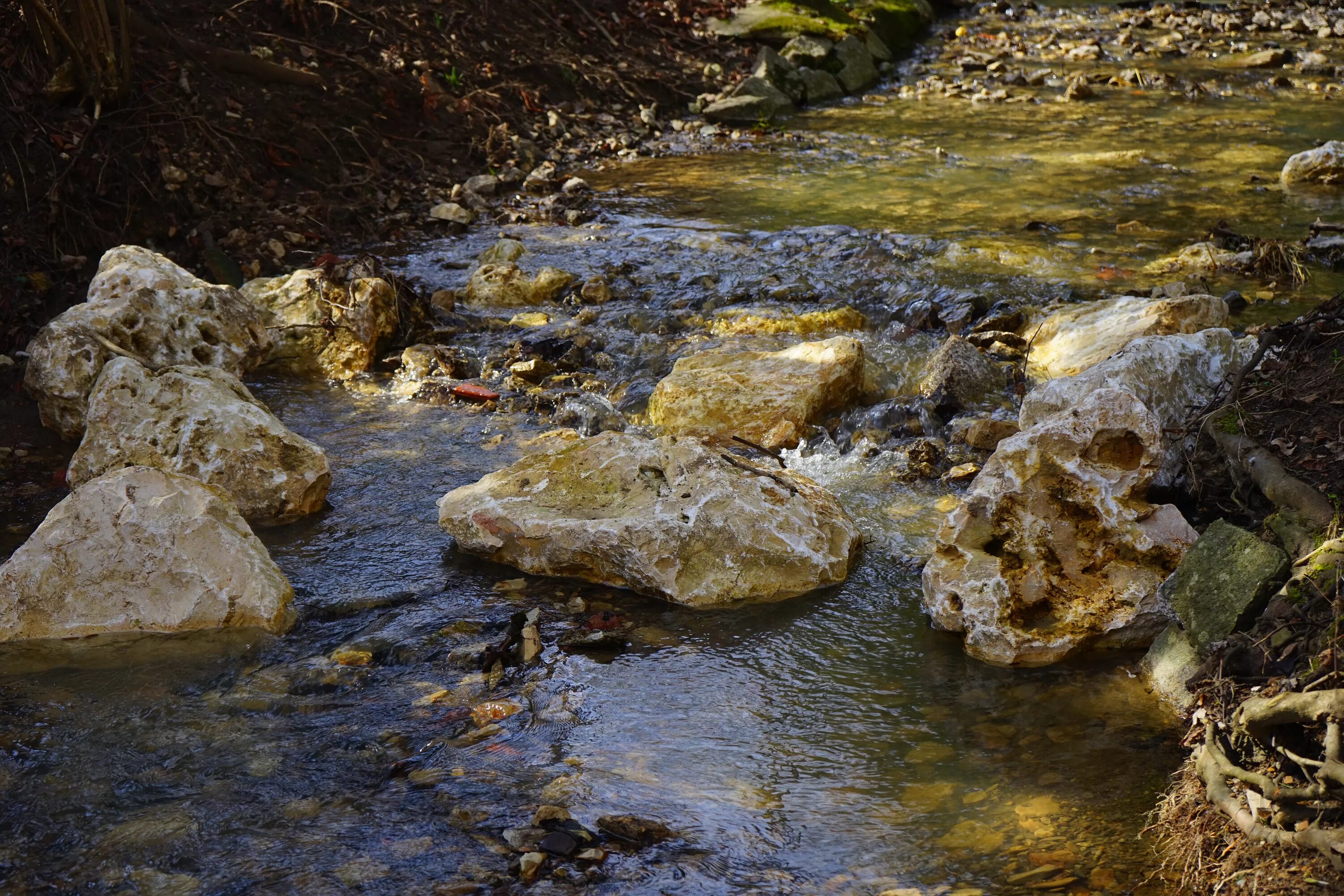 Песни камень и вода. Голеневский ручей. Мацута каменный ручей. Камушки в ручье. Ручей с камнями.