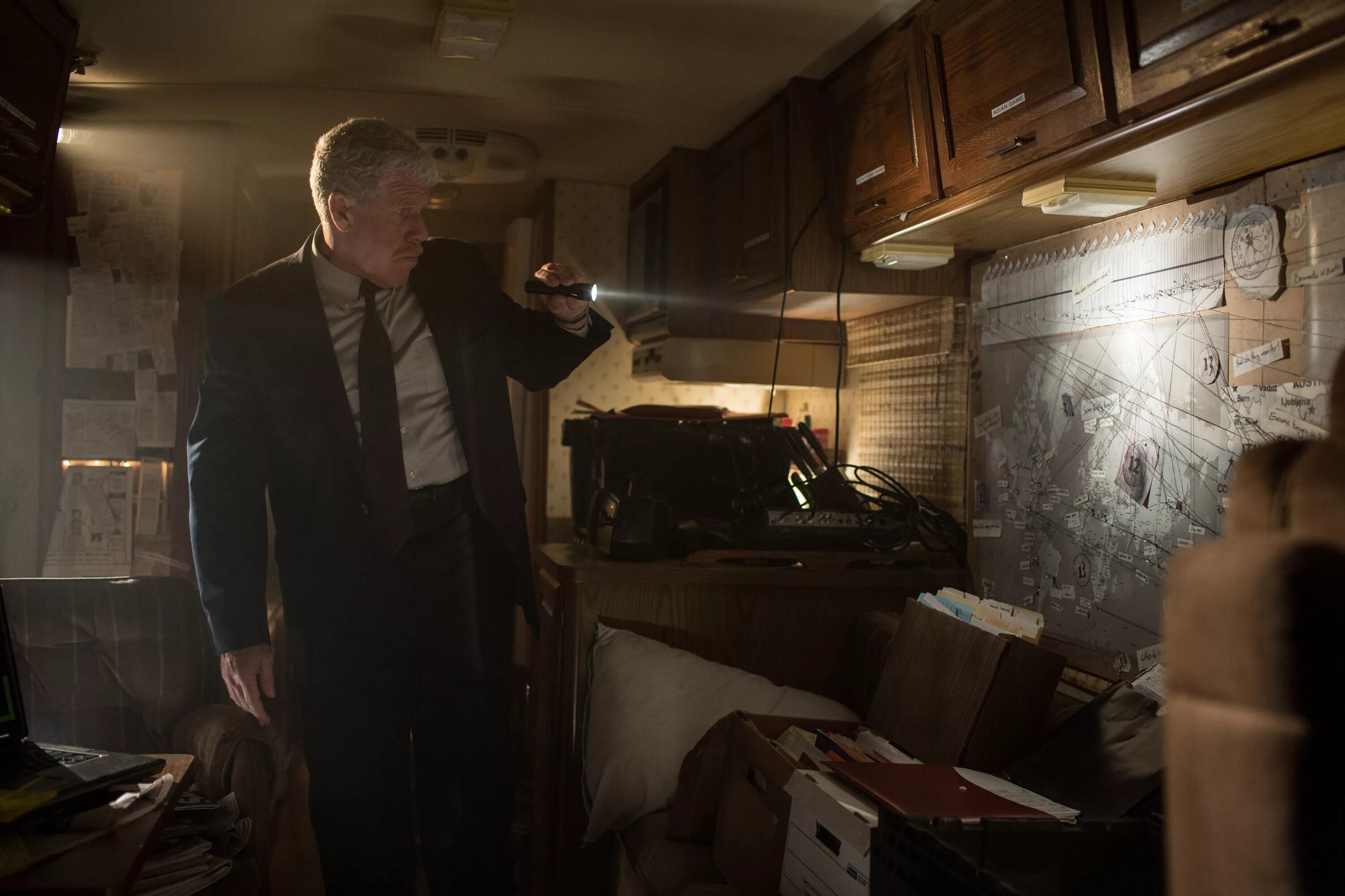 13 грехов 2025. 13 грехов (13 sins, 2013). 13 грехов эллиот бриндл. рон перлман 13 грехов. 12 грехов фильм.